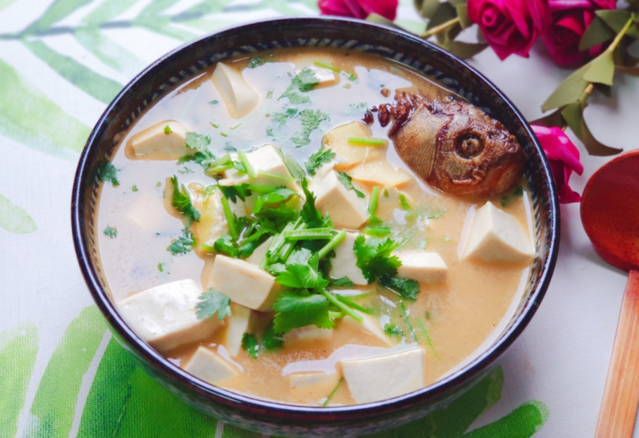 Crucian Crucian Carp and Tofu Soup（鲫鱼豆腐汤）
