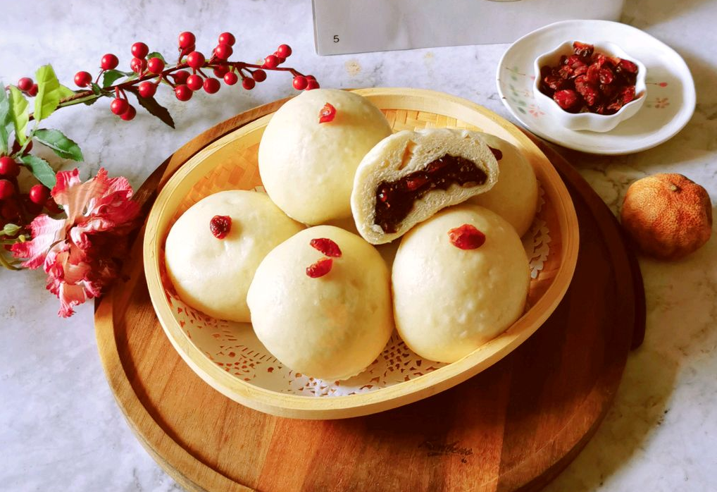 Red Bean Buns (Dou Sha Bao, 豆沙包)