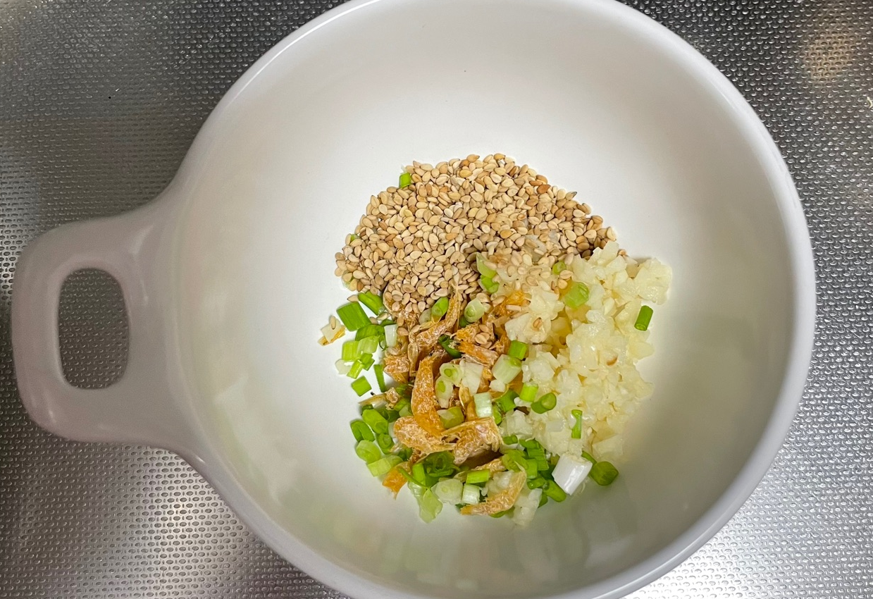 Combine sesame seeds, garlic, green onions, and dried shrimp in a bowl.