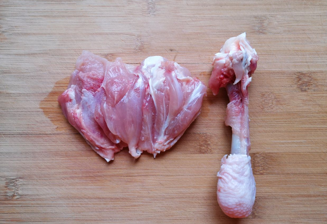 Clean chicken thighs, remove bones.