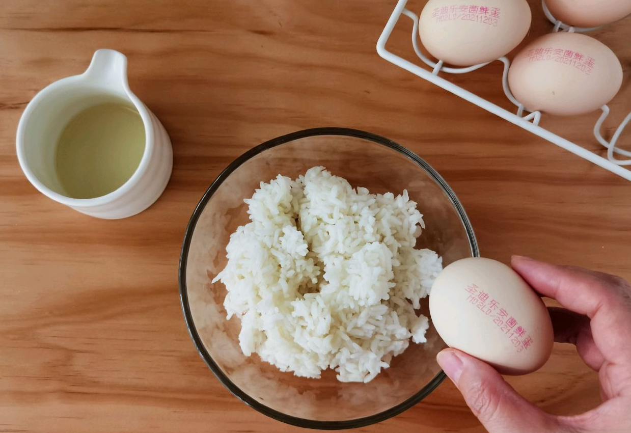 Combine leftover rice with a beaten egg in a bowl.