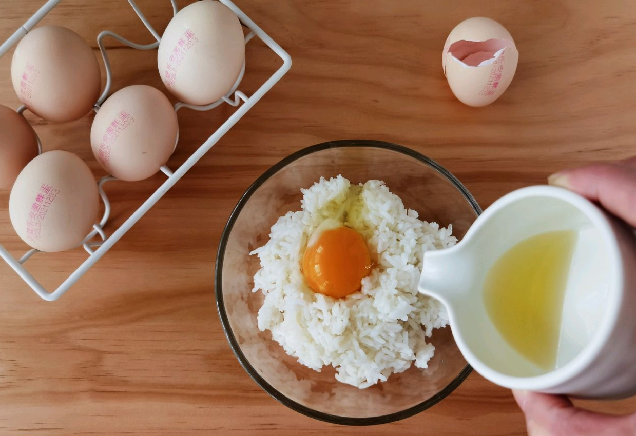 Season ingredients with sesame oil and set aside.