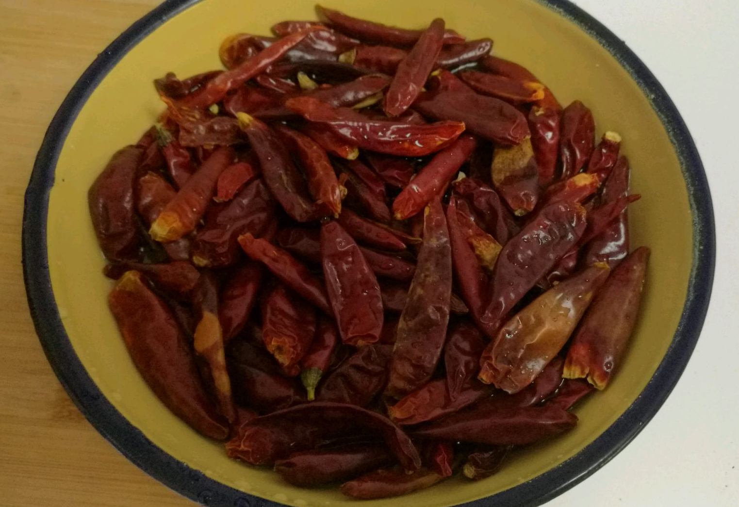 Prepare chili peppers for marinating beef: wash thoroughly, soak in water to soften.