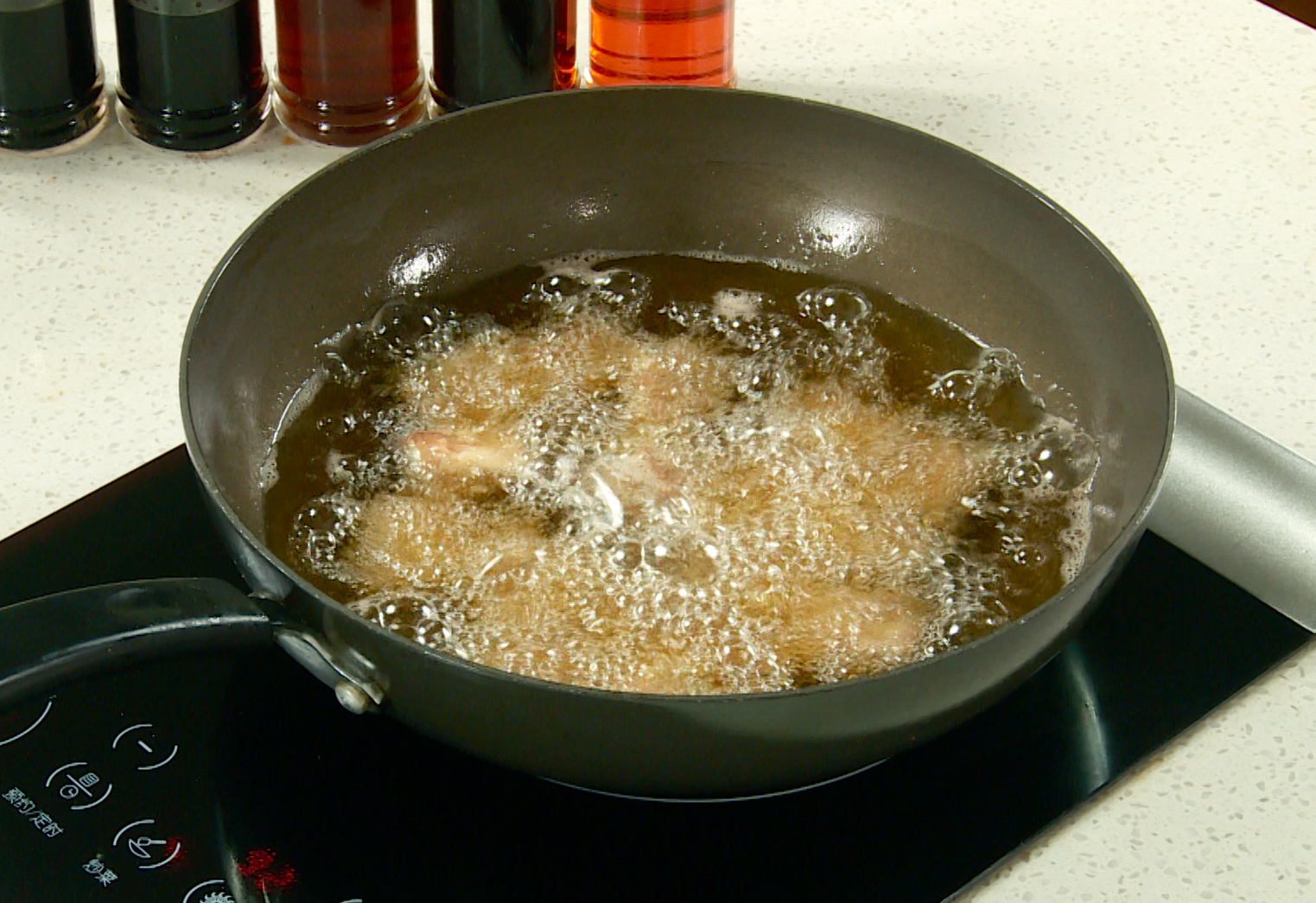 Fry spare ribs until crispy and cooked through. Drain excess oil and skim off foam.