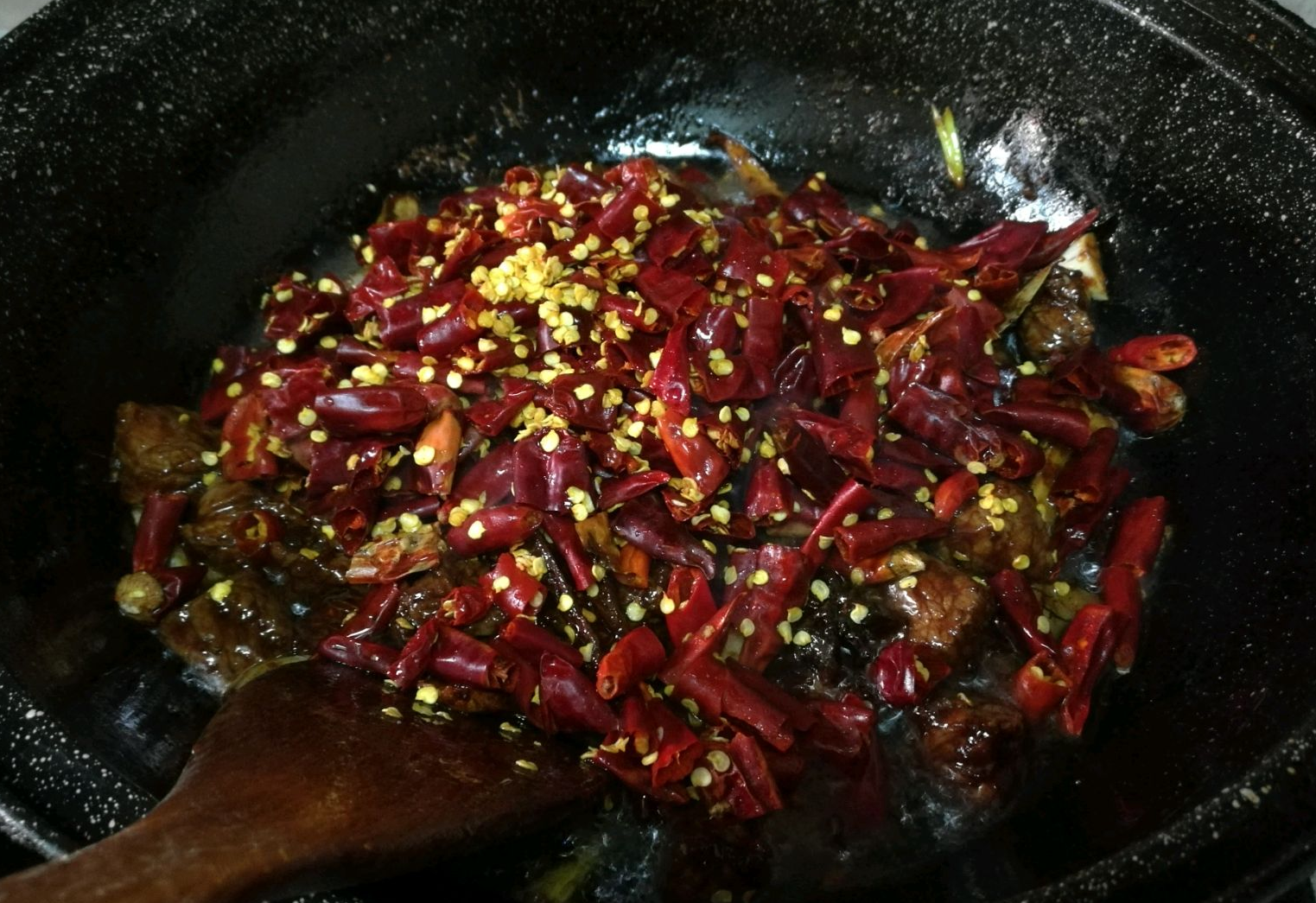 Stir-fry beef with chili peppers: cook quickly on high heat for a tender, smooth texture.