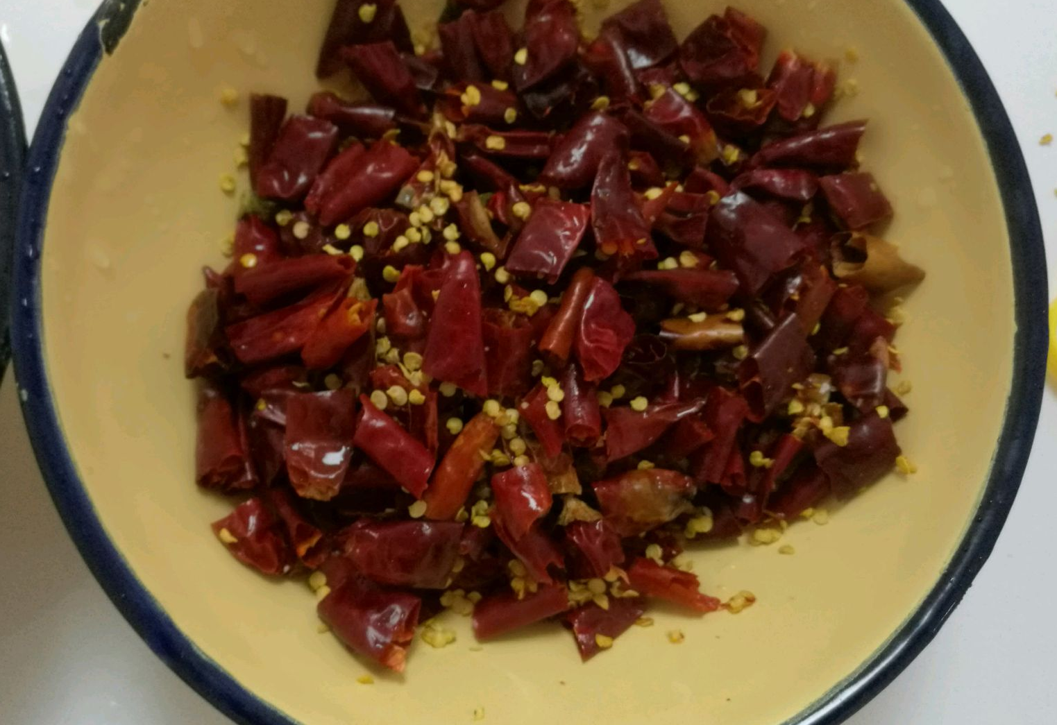 Cut chili peppers into small pieces using scissors.