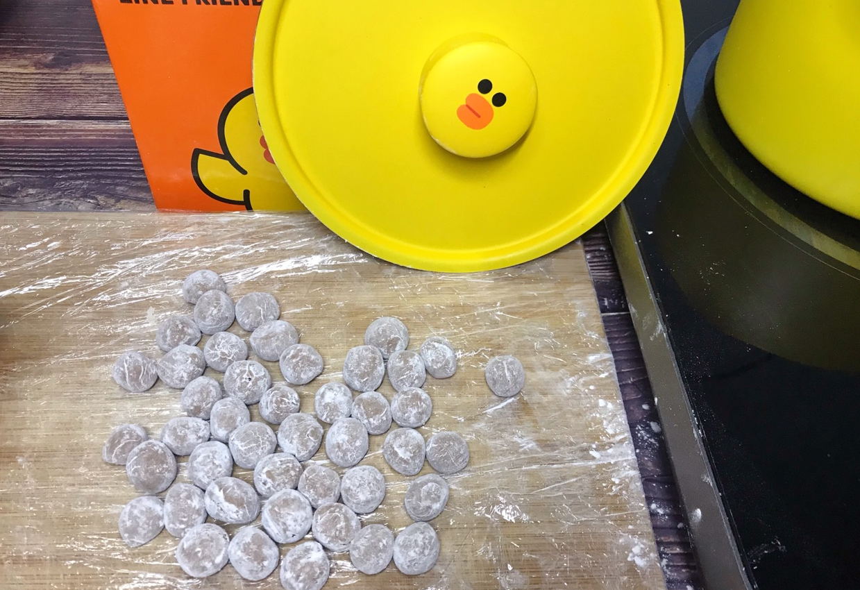 Roll dough into balls & sprinkle with cornstarch to prevent sticking.