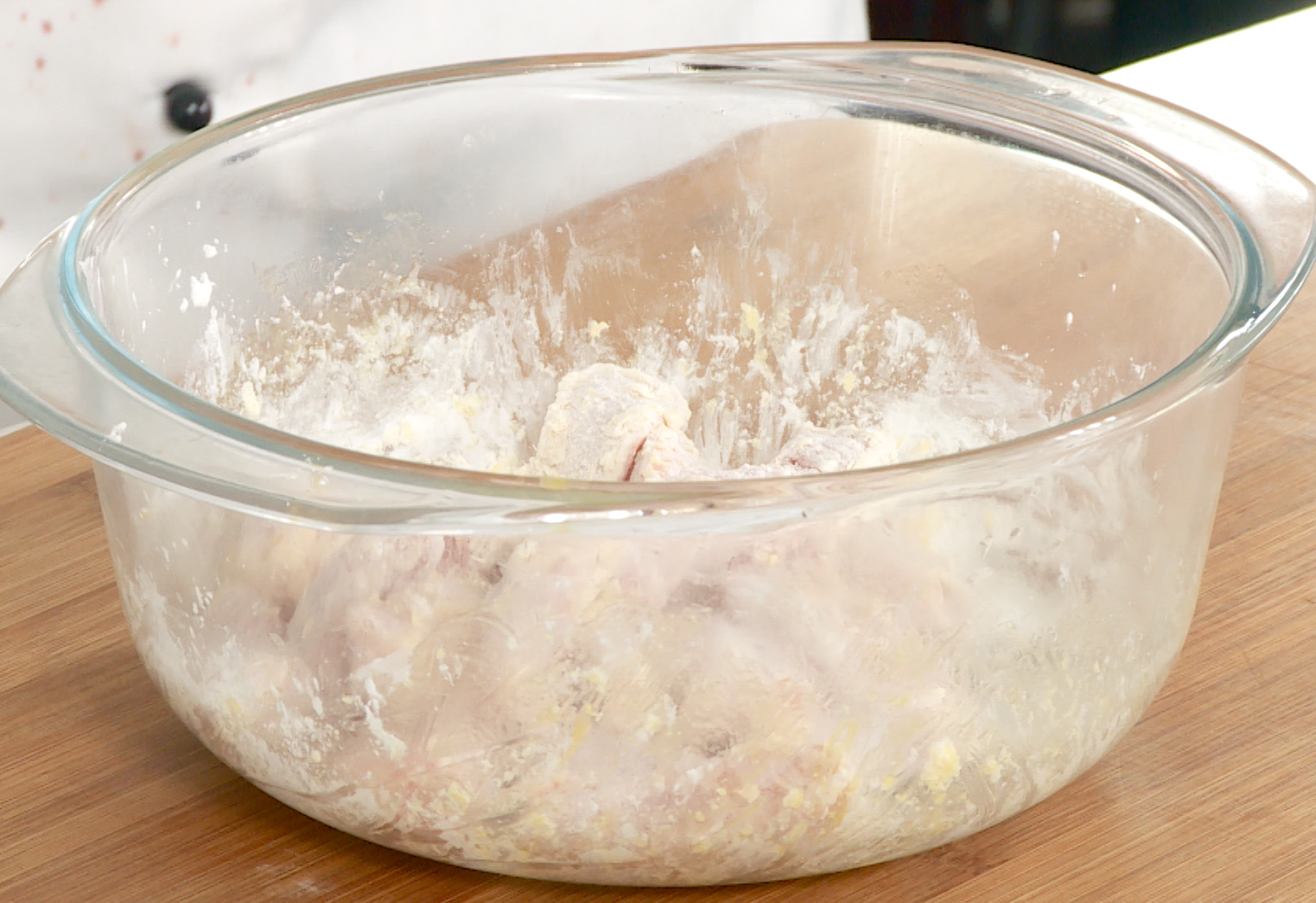 Prepare pork tenderloin: salt and mix, add egg yolk and mix, add cornstarch and coat evenly.