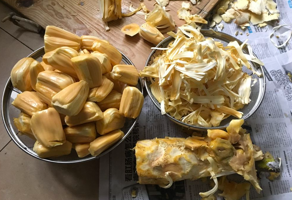 Plate peeled jackfruit segments.