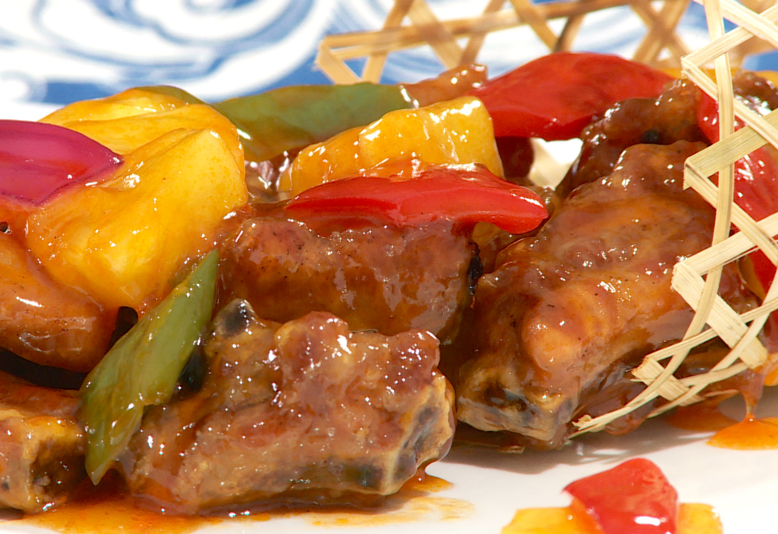 Serve sweet and sour spare ribs on a plate.