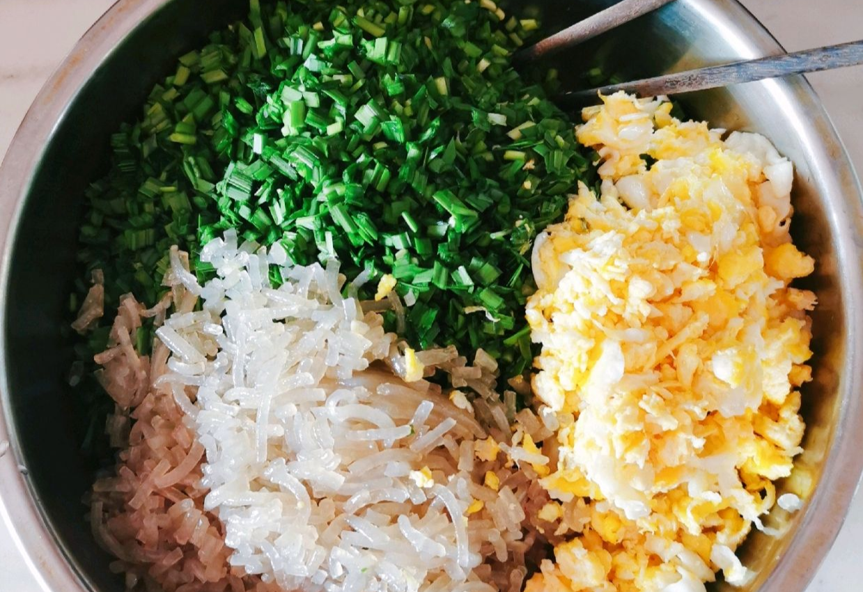 Combine chives, vermicelli, and eggs; toss chives with sesame oil to prevent moisture.