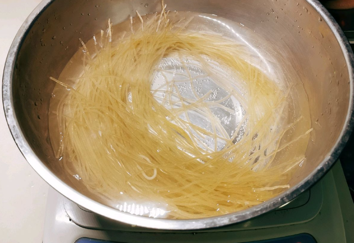 Cook sweet potato vermicelli, remove and cut into small pieces.