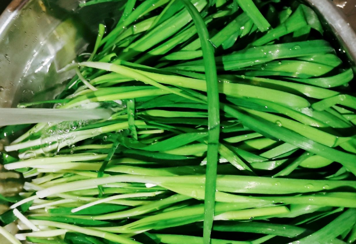 Clean and finely chop chives, drain water before chopping.