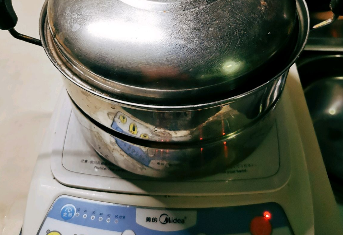 Cook food with lid on induction cooker, using steam cooking function.