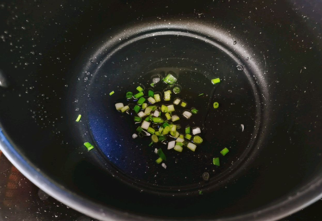 Heat oil in pot & add chopped green onion (white part).