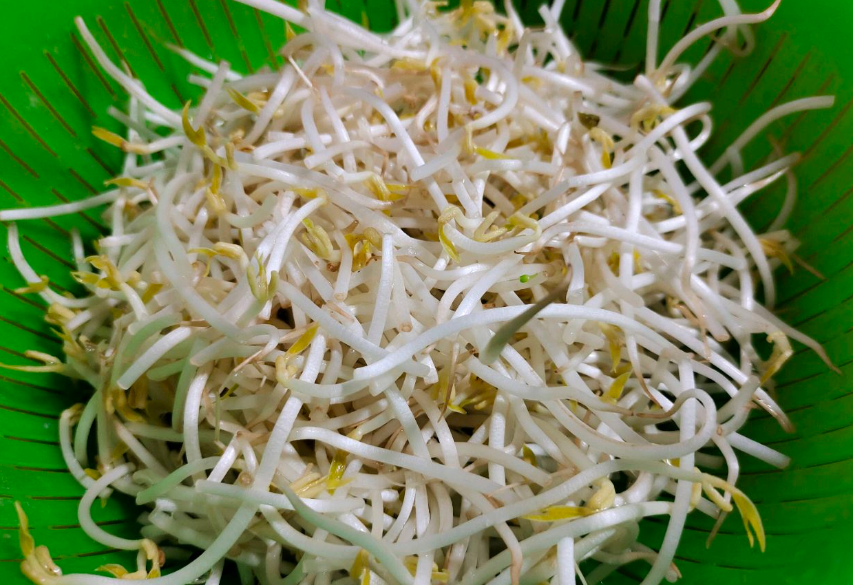 Wash and drain 250g mung bean sprouts before using.