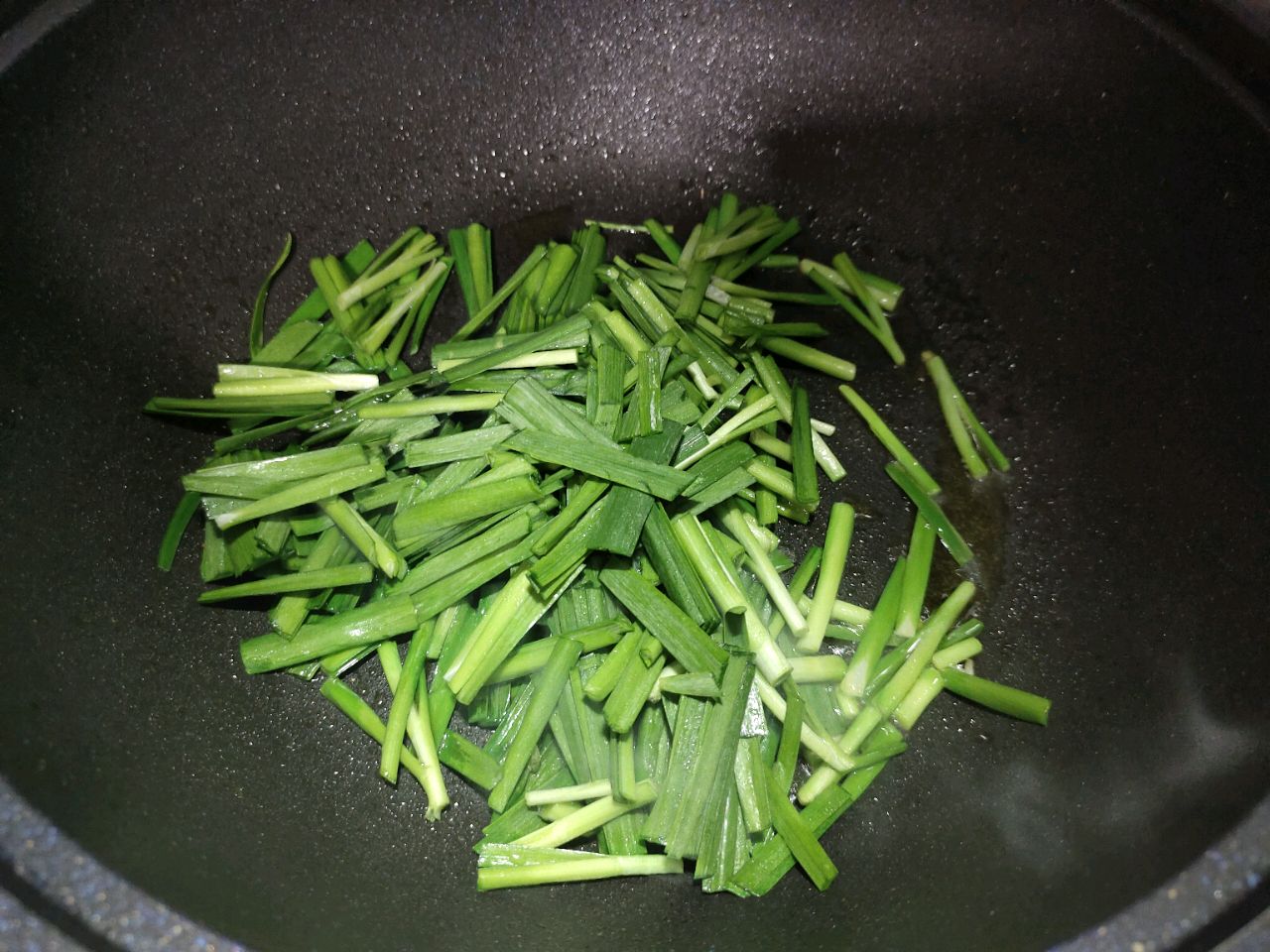 Stir-fry Chinese chives with hot oil.