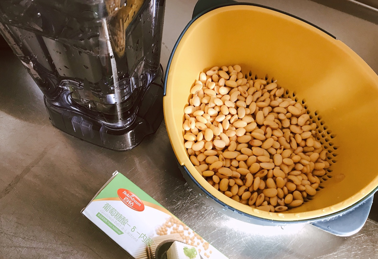 Soak soybeans overnight. Prepare glucono delta-lactone pack (3g) and 1200ml water.