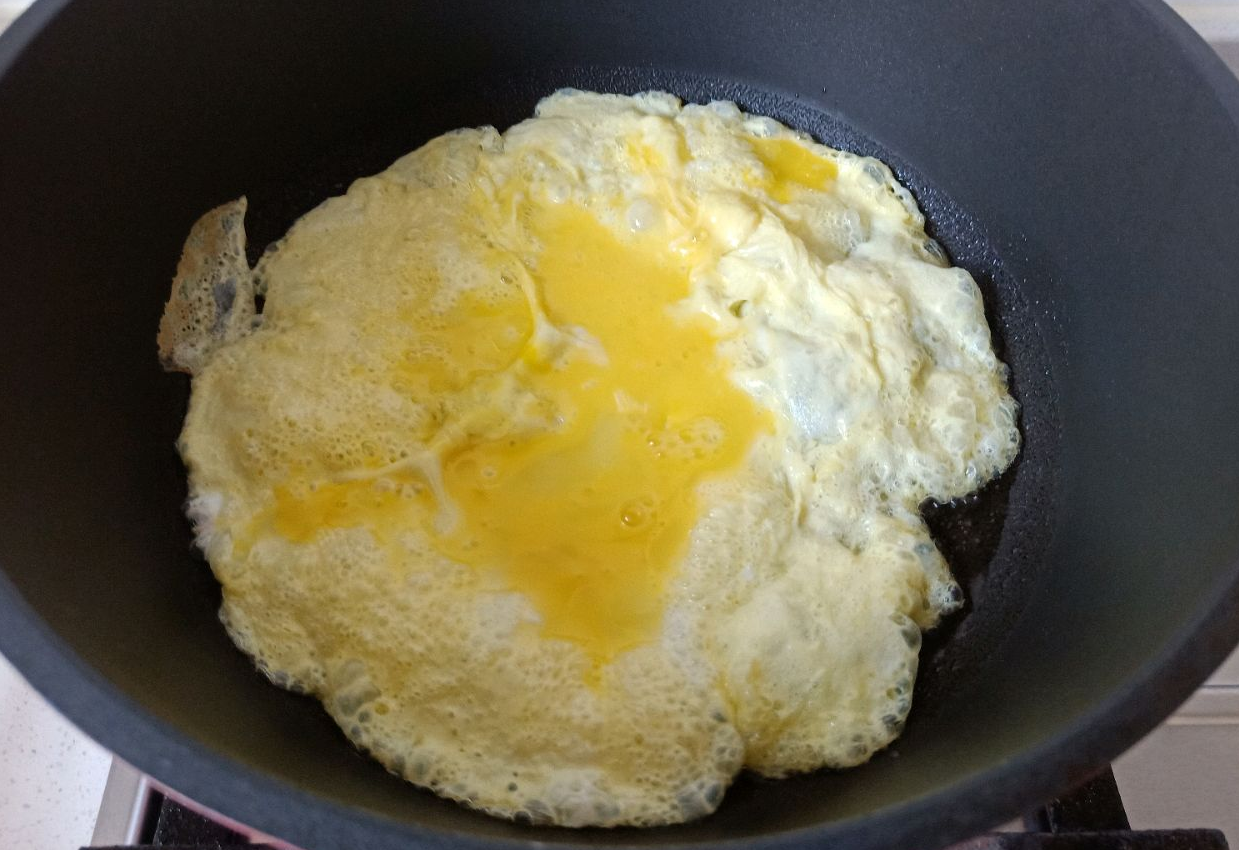 Heat oil, scramble egg, set aside.