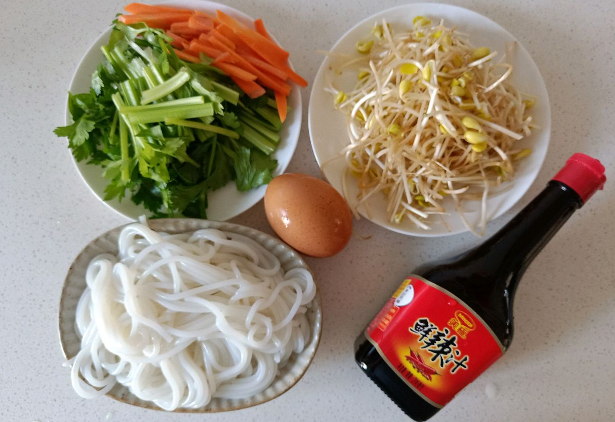 Prepare 150g rice noodles, 50g carrots, 100g celery, and 100g bean sprouts. Chop the veggies.