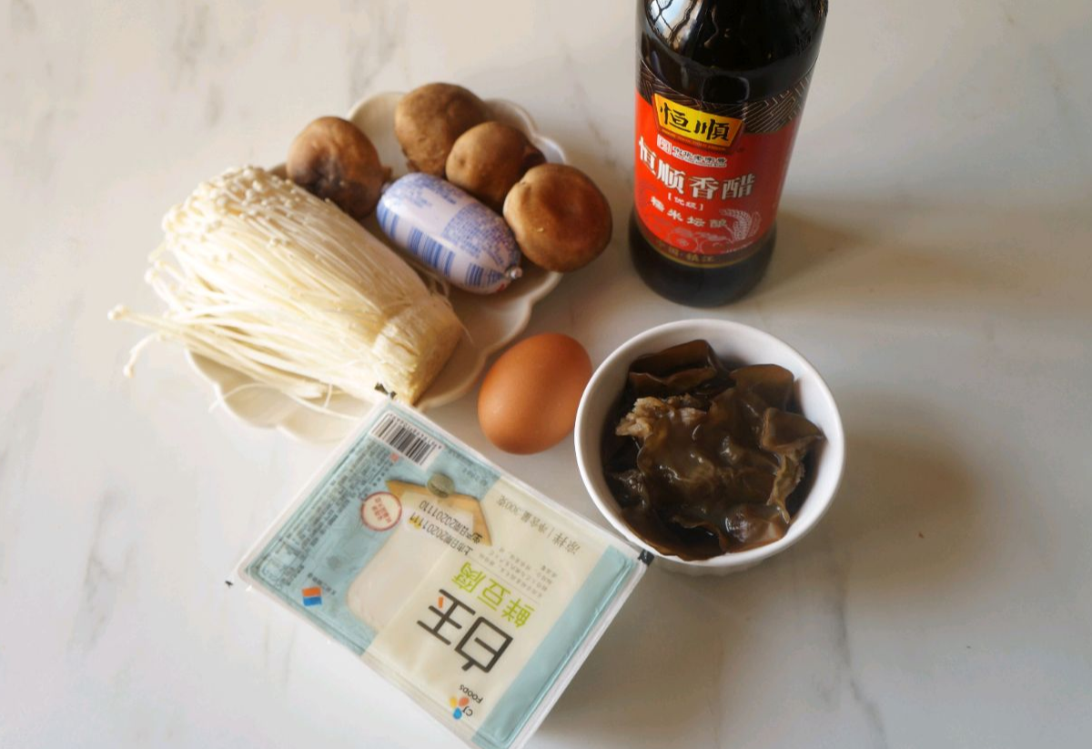 Tips for preparing main ingredients like black fungus for a recipe.