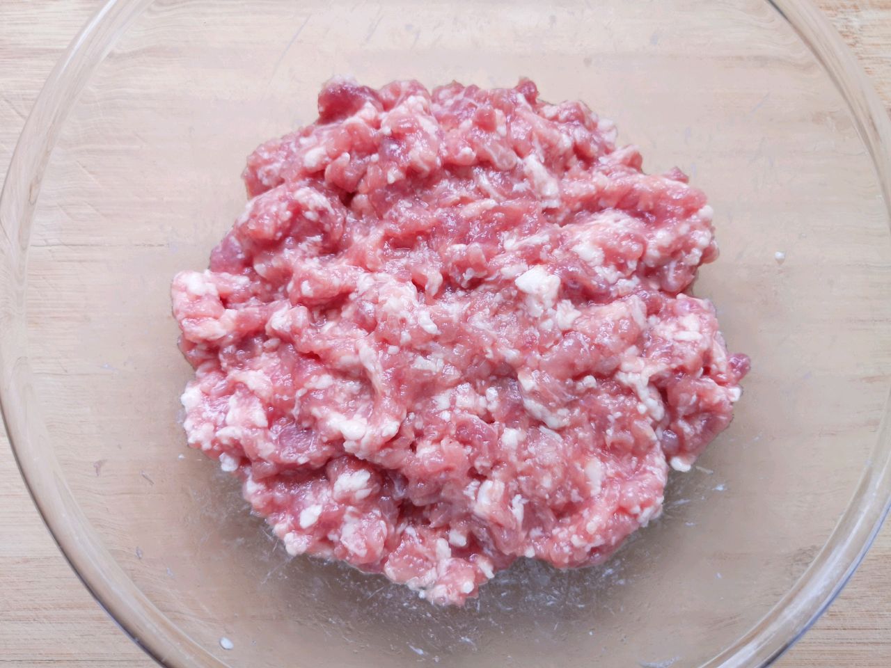 Mix 360g ground meat with scallion-ginger water for absorption.