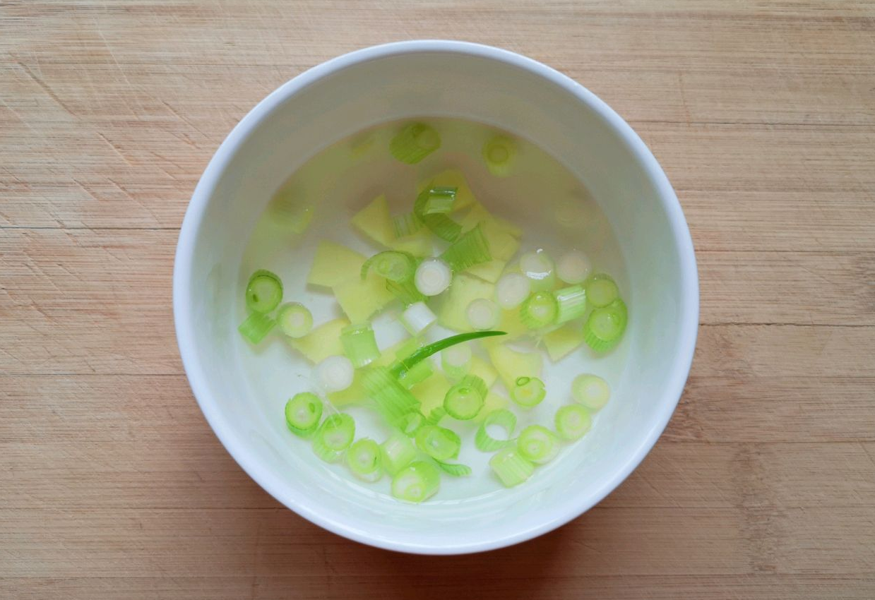 Chop spring onions & ginger, mix with hot water, set aside.