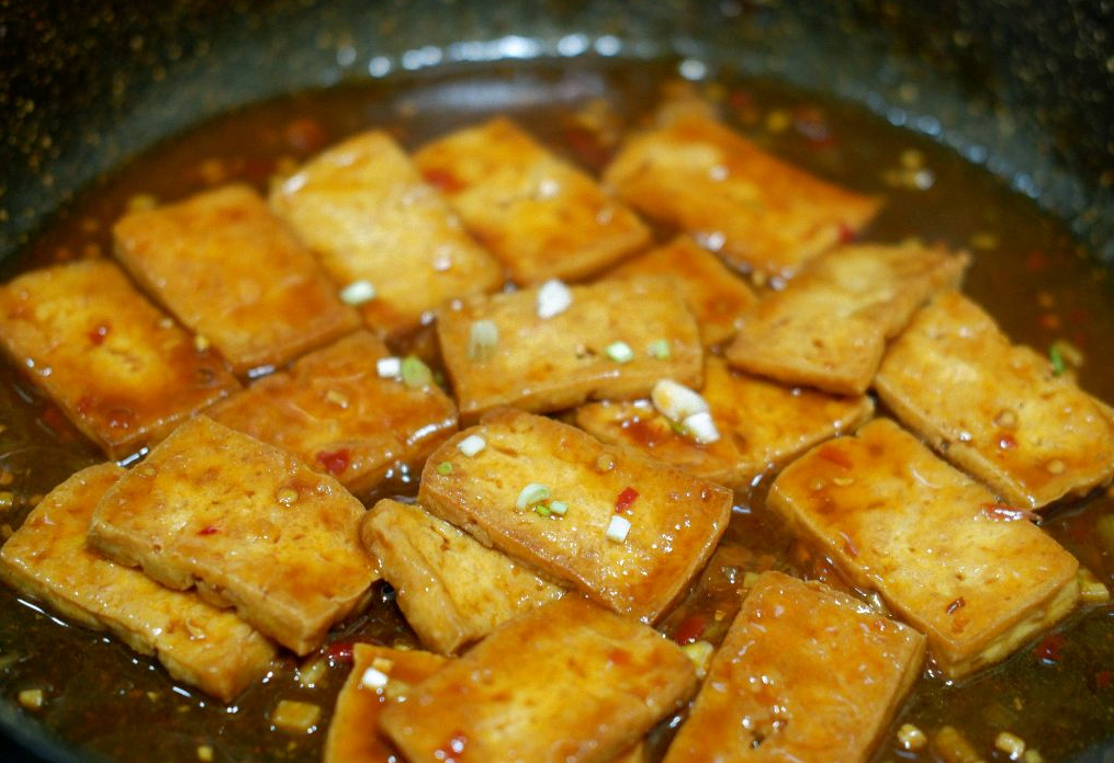 Thicken sauce, add spring onions, and remove from heat.