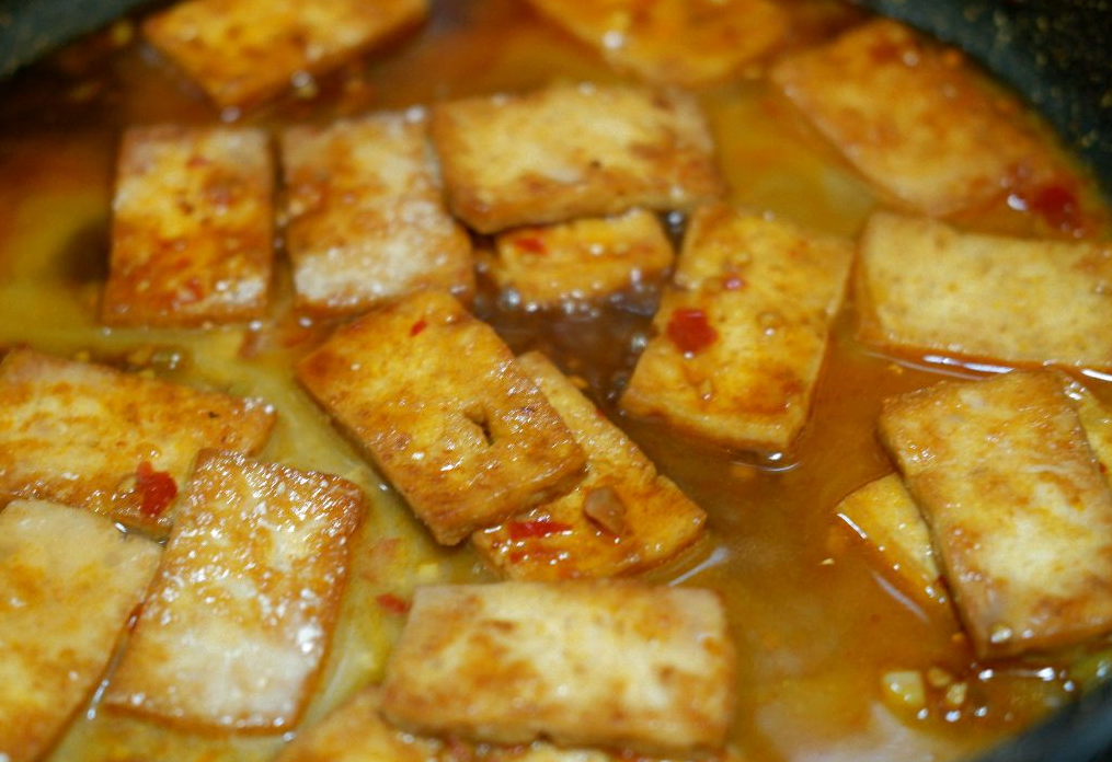 Simmer starch slurry in pot until thickened, then add salt.