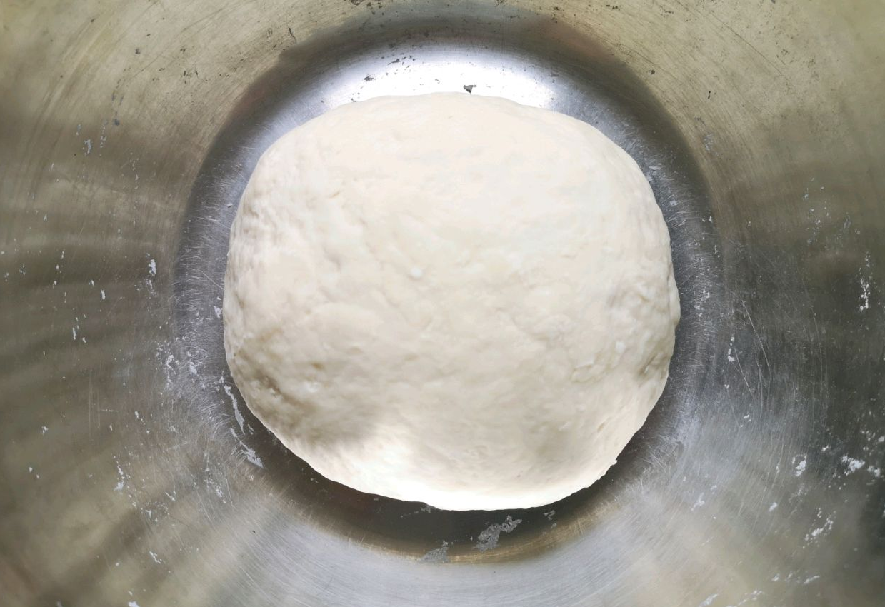 Add flour to mixture, stir with chopsticks, knead into dough, let rise for 30 minutes.