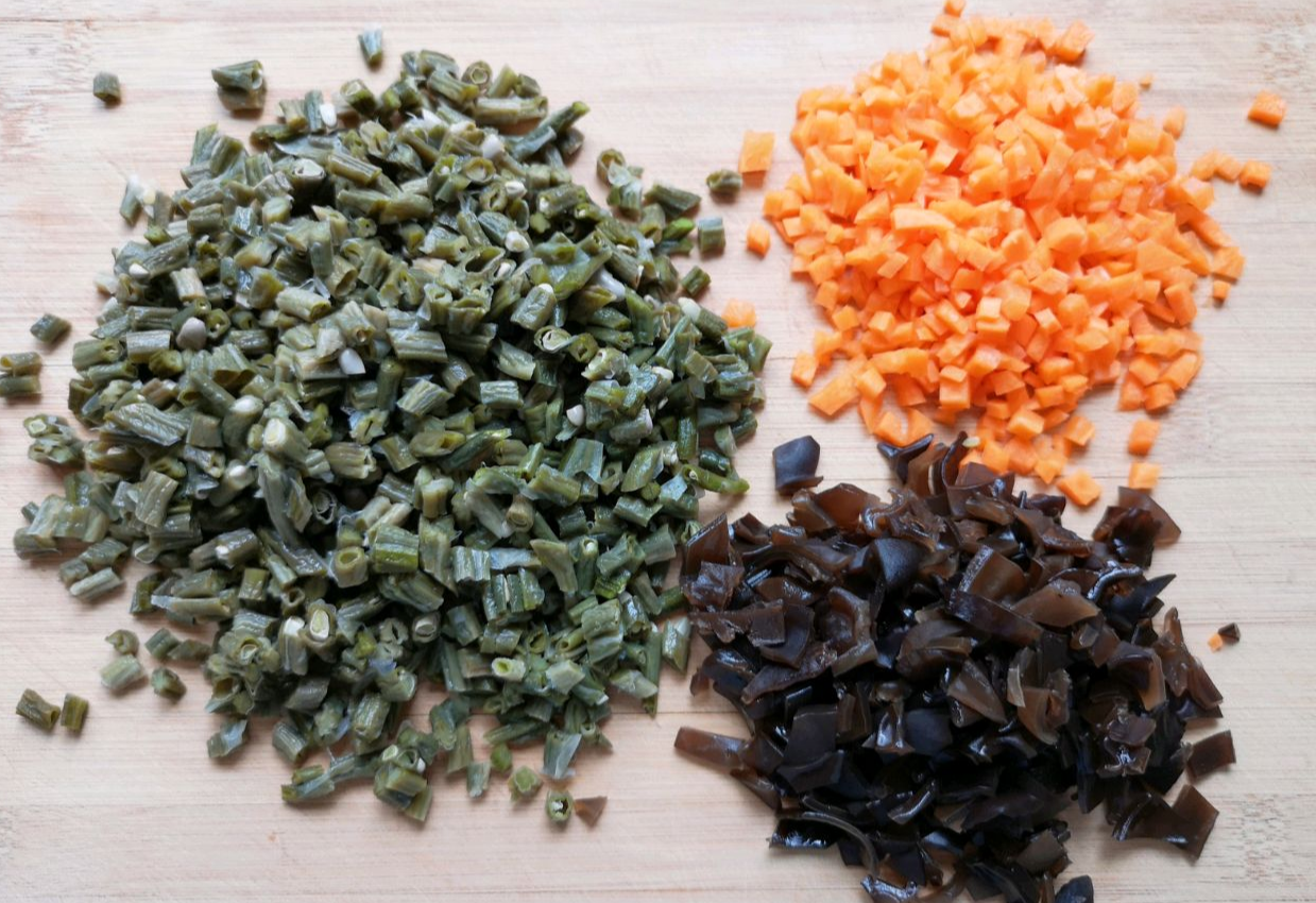 Chop soaked mung beans, wood ear mushrooms, and carrots for later use.