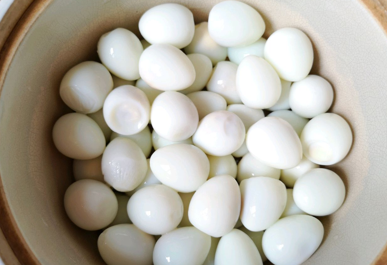 Boil 500g quail eggs, peel, and put in clay pot.