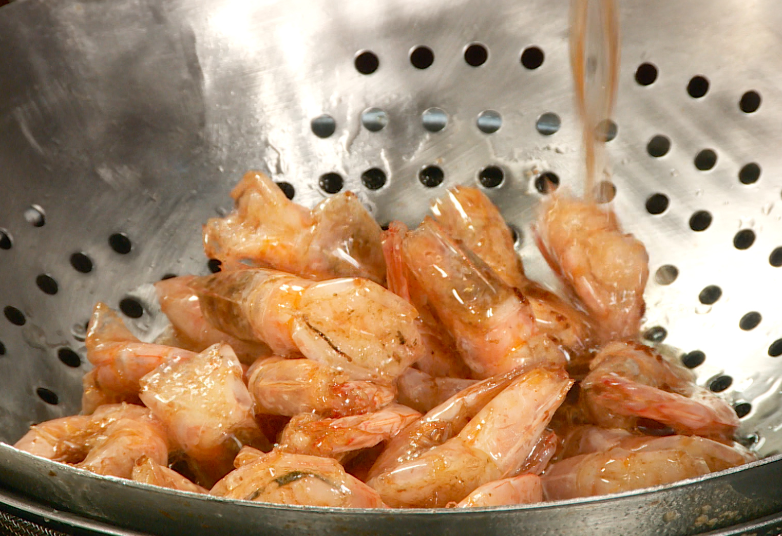 Fry shrimp till crispy: Heat oil, fry shrimp until shells are transparent, drain.