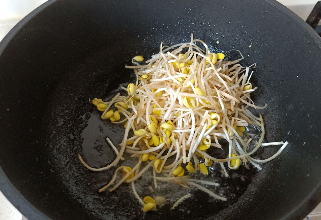 Add 10g of oil to pan; stir-fry bean sprouts.