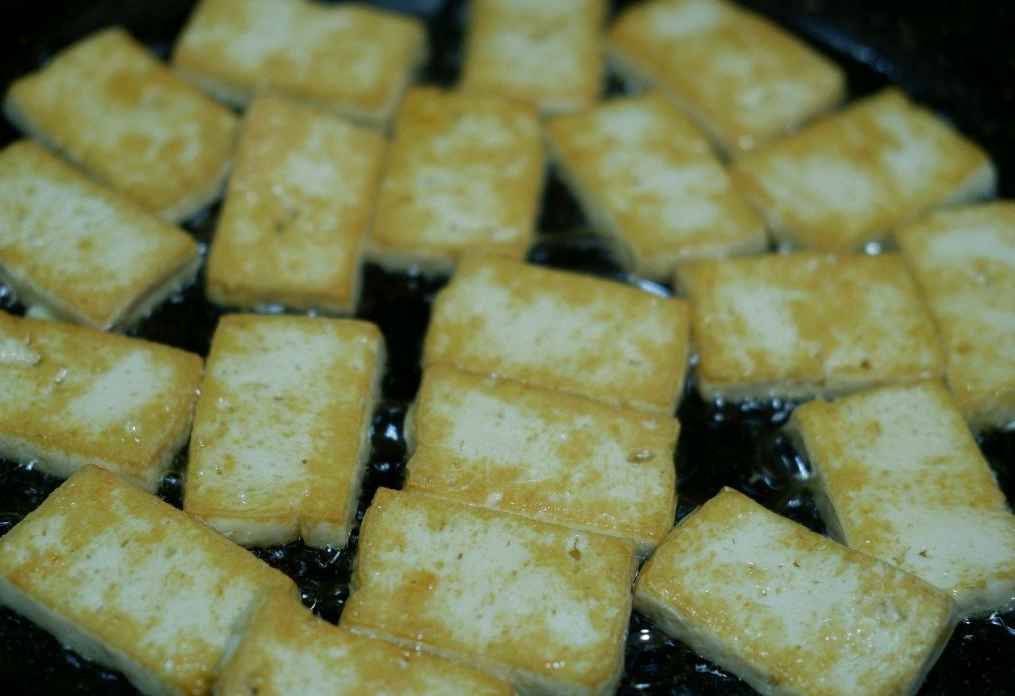 Flip tofu after 2 minutes of frying; check doneness by peeling a corner.