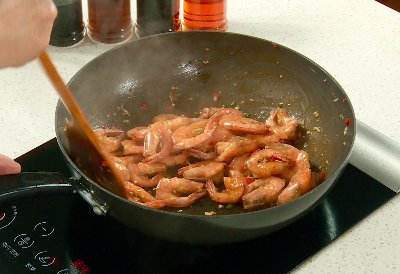 Cook sauce in pan, stir-fry until fragrant.