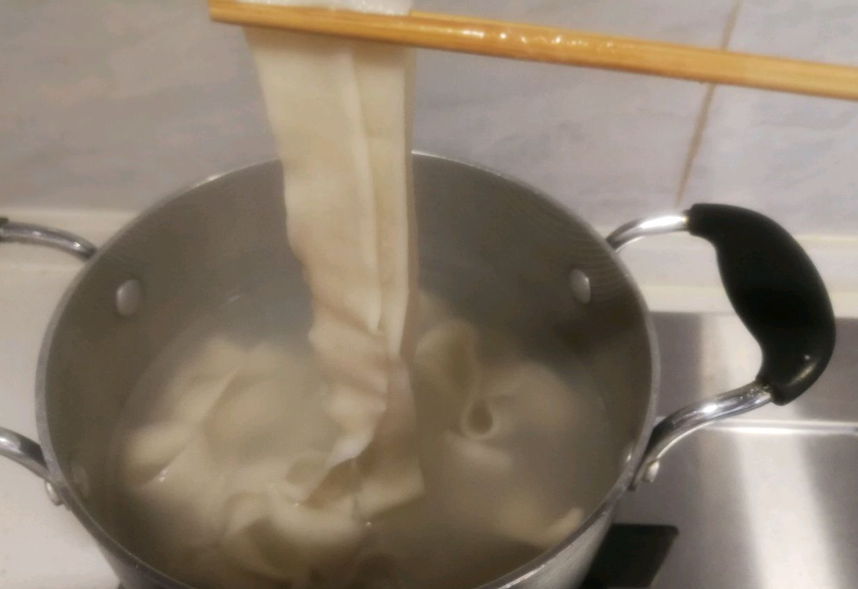 Boil noodles with Chinese flowering cabbage until cooked, then remove from water.