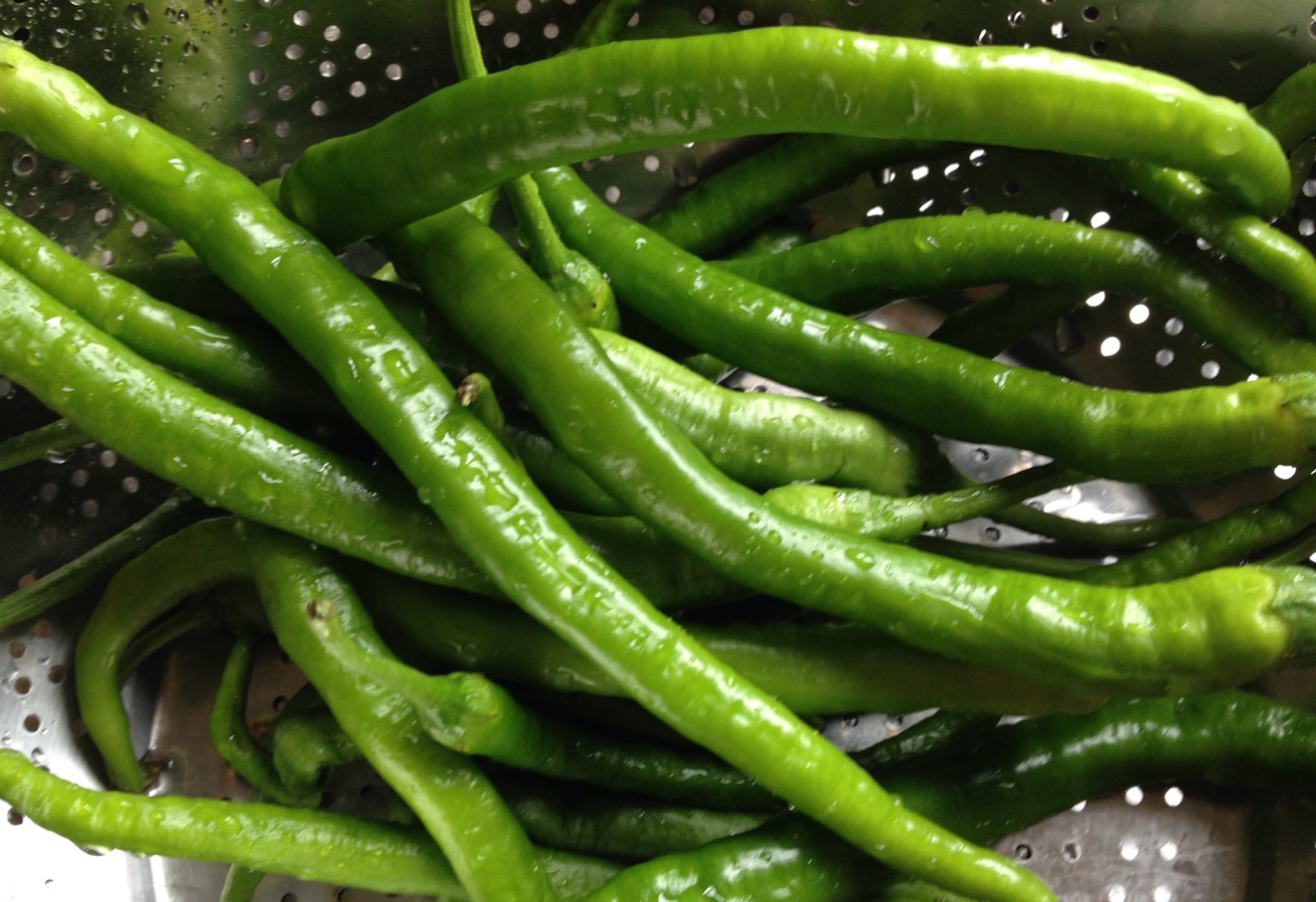 Wash 100g of green bell pepper thoroughly.