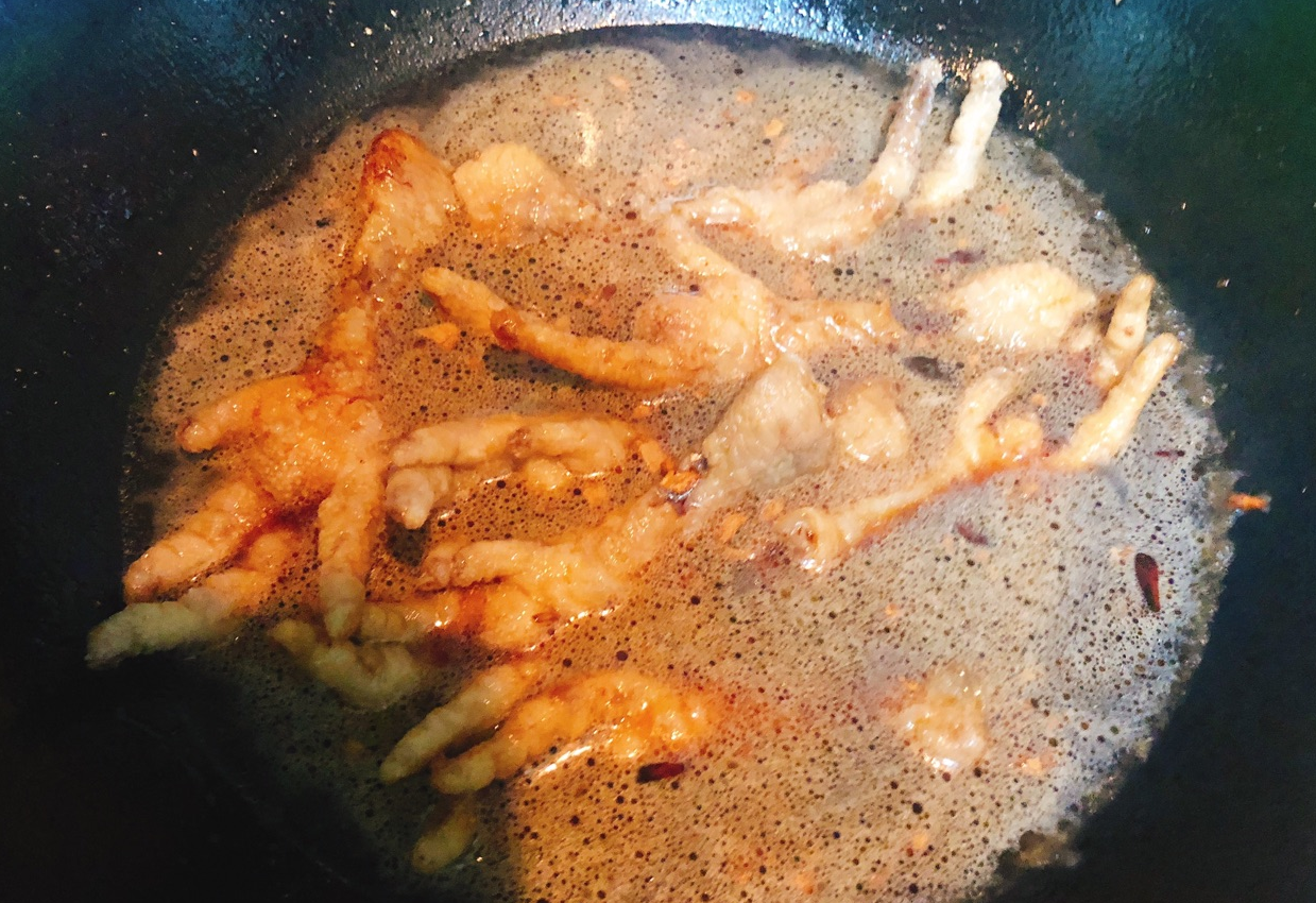 Add 250g hot water to cover chicken feet, boil then simmer.