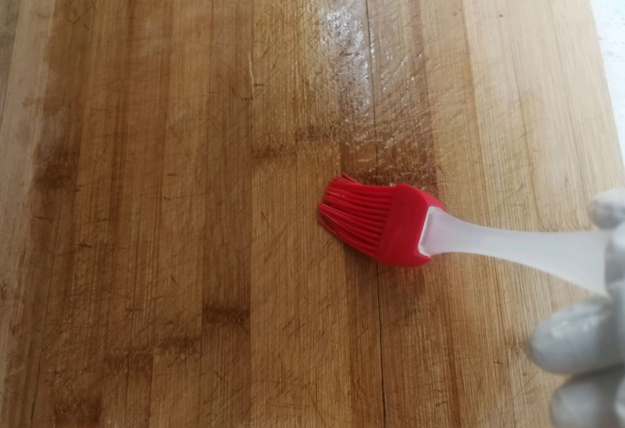 Prevent sticking by oiling the chopping board.