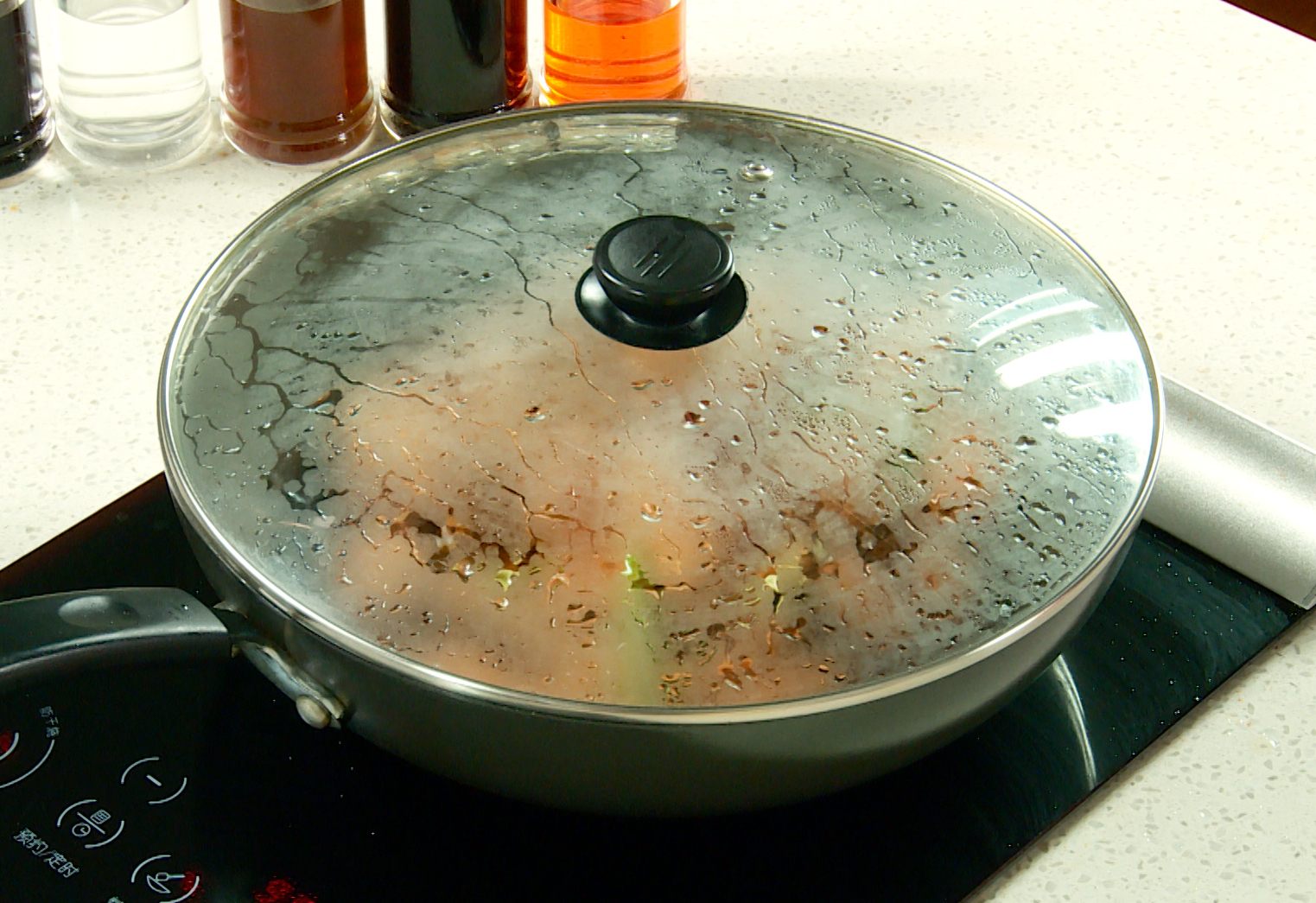 Flavoring and cooking instructions for a dish with soy sauce, salt, sugar, ginger, green onion, and red dates.