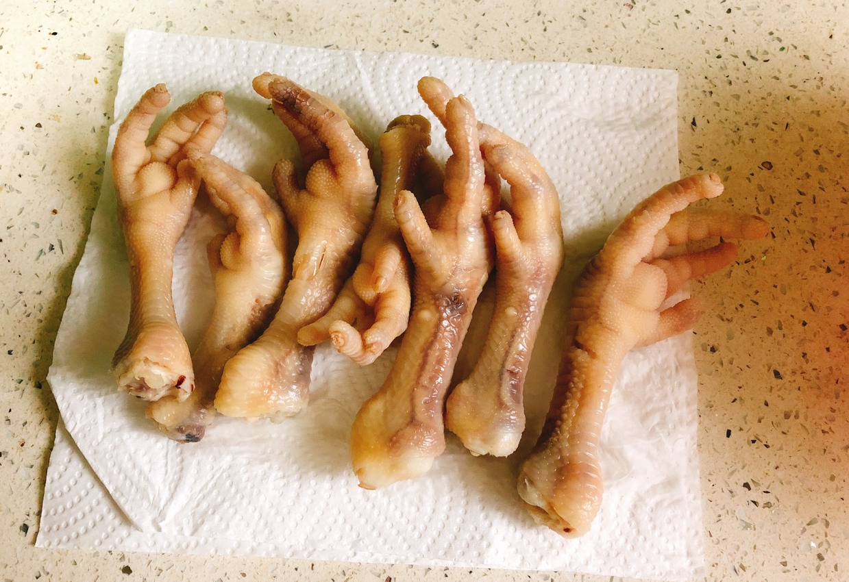 Pat chicken feet dry after washing to remove excess moisture.