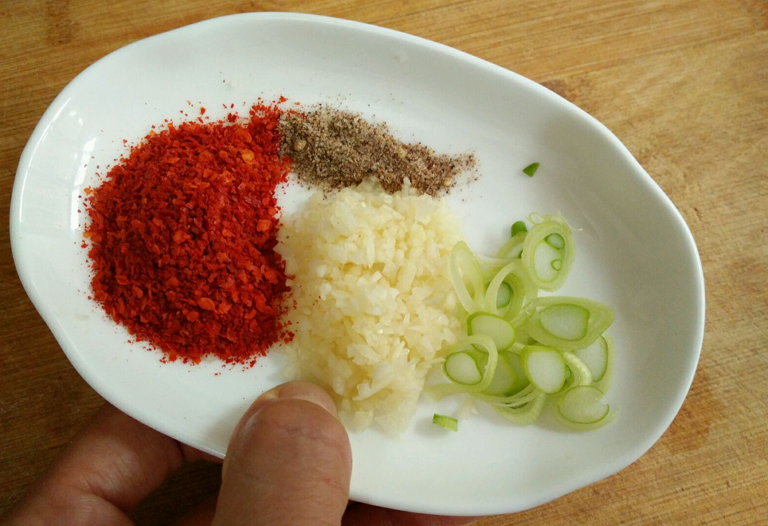 Recipe: 20g chili powder, 5g Sichuan peppercorn powder. Finely chop 5g green onions and 10g garlic.