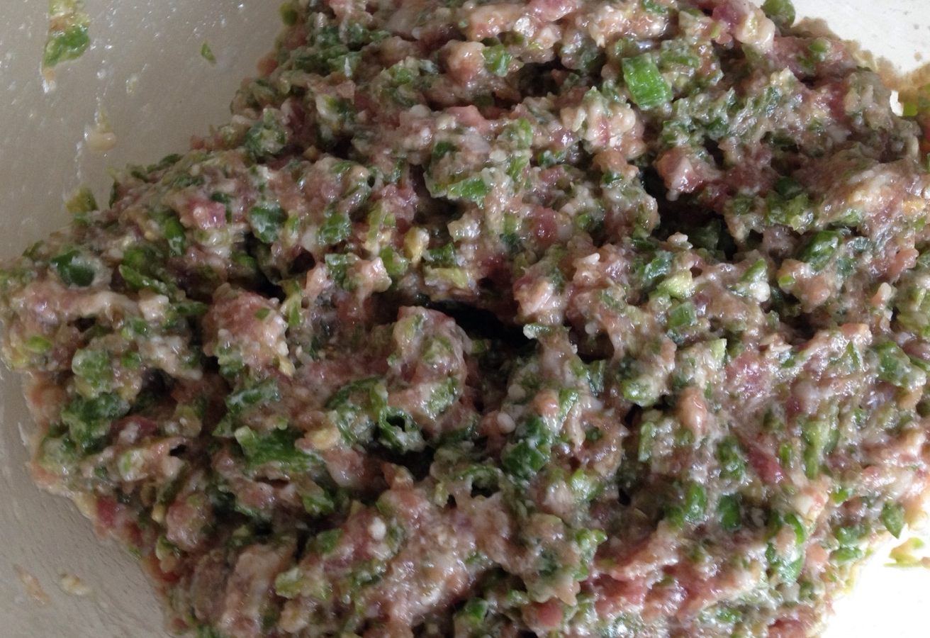 Combine minced pork with green bell pepper, egg, salt, and pepper; mix thoroughly.