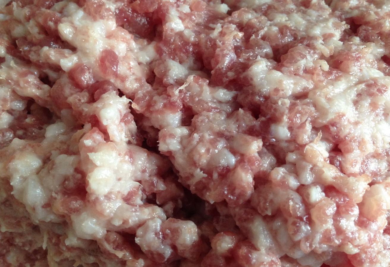 Mince 150g pork into ground meat and place on plate.