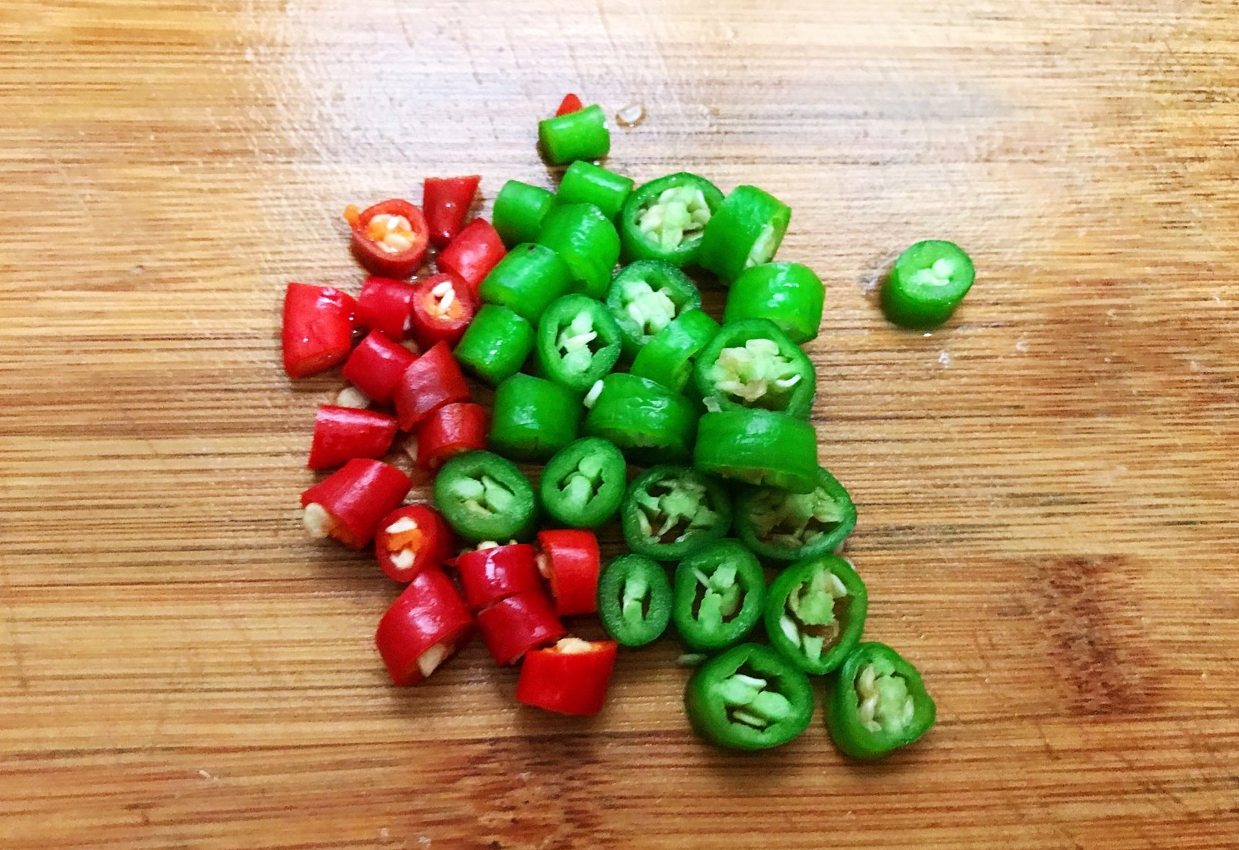 Dice 10g Sichuan peppercorns and 15g green bell peppers for later use.