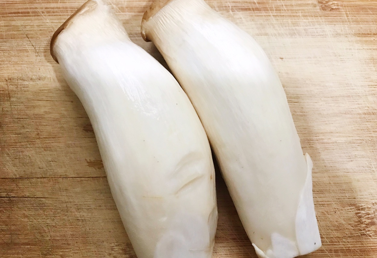 How to prepare oyster mushrooms: wash thoroughly and soak for 15 minutes. Optional tip: soak in salted water for better cleaning.