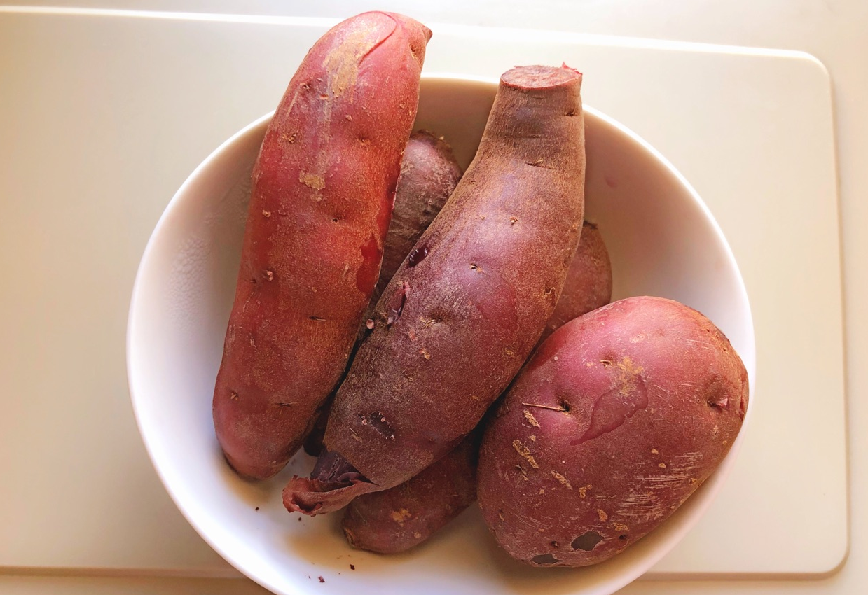 Boil purple sweet potatoes in water for 25-30 minutes.