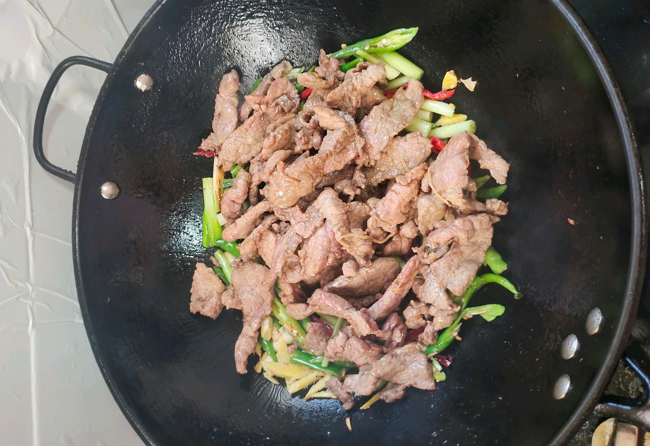 Add stir-fried yellow cattle beef to other ingredients and mix well.