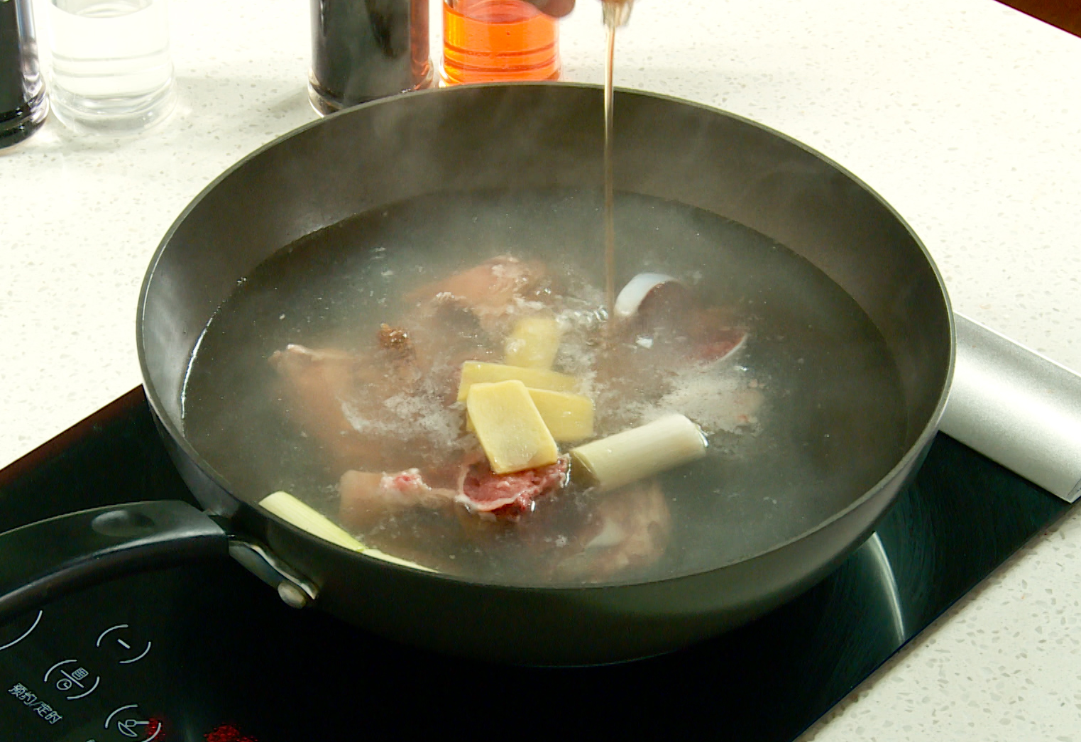 Recipe tip for making a healthy broth with pork bone, ginger, green onion, ginseng, and angelica root.